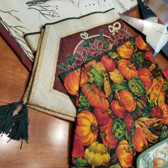 Collection of holiday linens and wall hangings - Picture 5 of 7